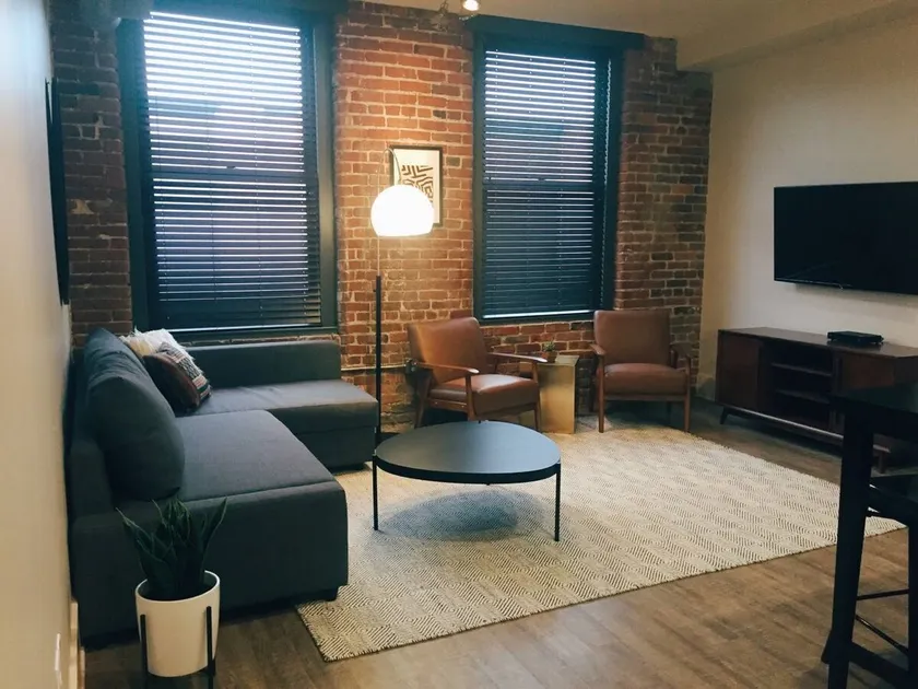 LOCATION!! Downtown Loft 1 block to Broadway! 403 - Image 1