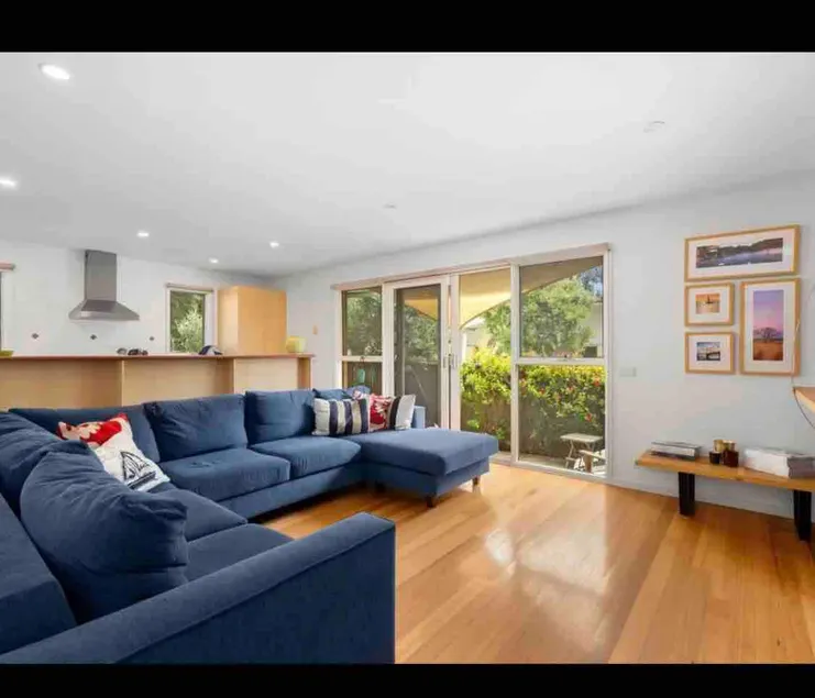 Sleeps 8 - pet friendly - 2 min walk to beach! - Image 1