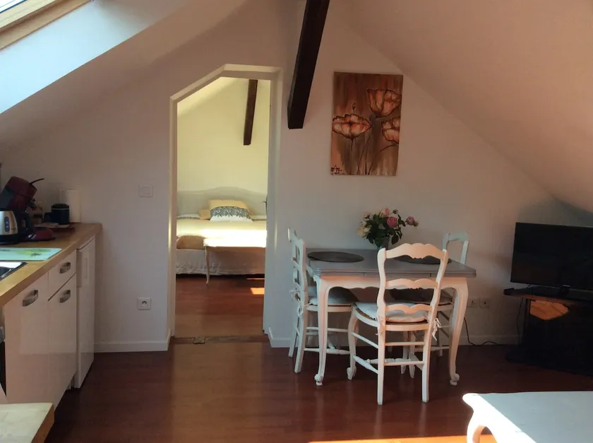 Nice F1 bis in bright attic near train station - Image 1