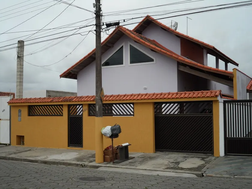 Beach house in Peruíbe - Image 1