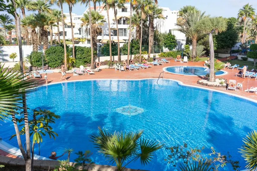 Luxury Pool Apartment near the Beach - Image 1