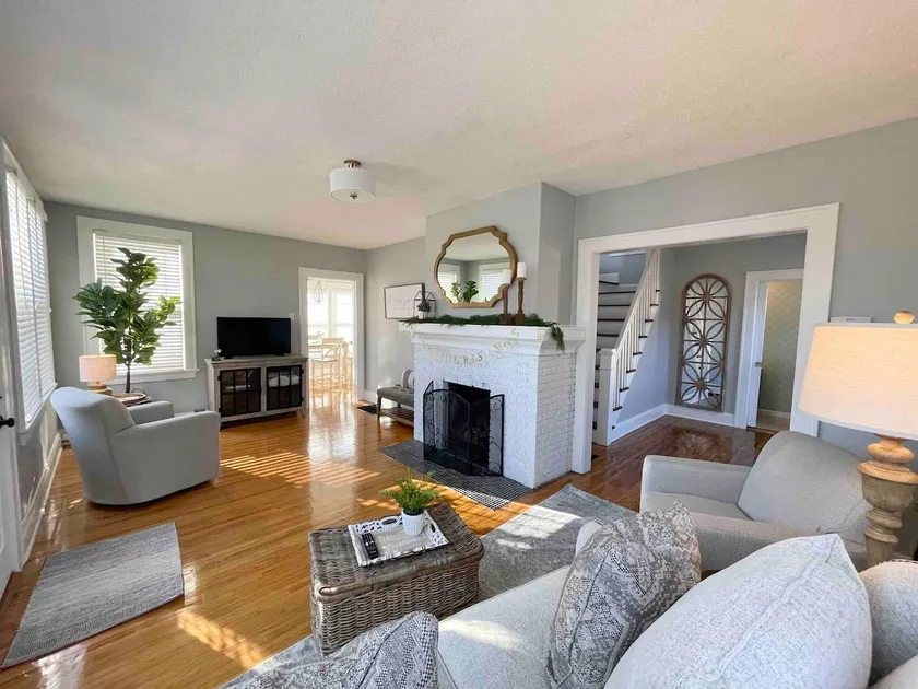 Laura’s Simply Charming Cottage - Image 1