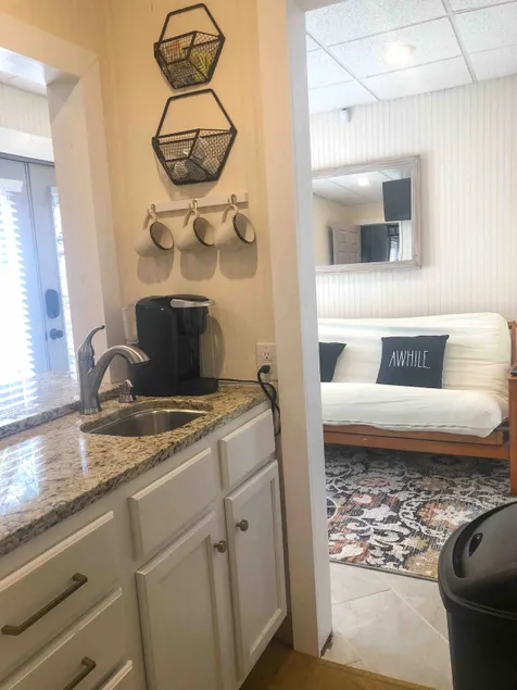 Private Suite: Clean, Quiet, Convenient Location - Image 1