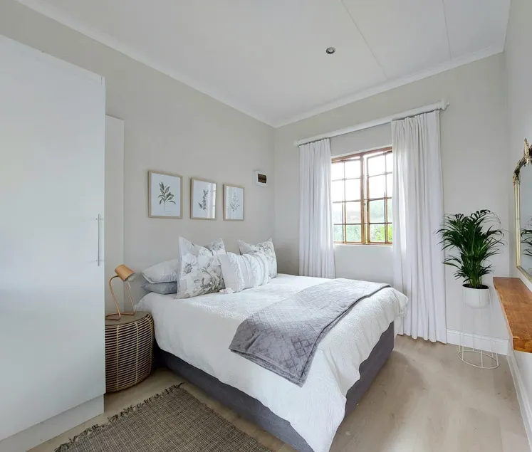 Upmarket off grid cottage on organic farm in secure estate - Image 1