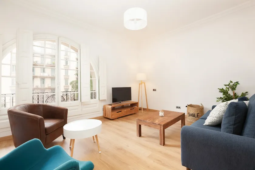 Spacious flat near airport, MWC & transit links - Image 1