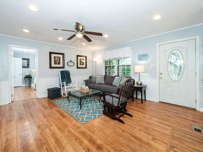 Charming Southern Home with Large Yard - Image 1