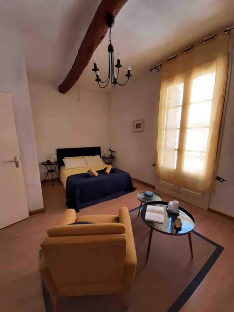 Historic French townhouse - Image 1