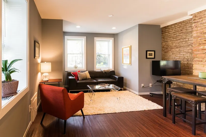 Central 1BR+den, historic rowhouse; Metro 1 block - Image 1