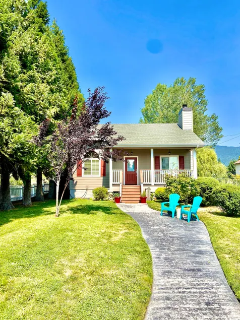 Elegant Central Cottage By Meadow w Fenced Yard - Image 1