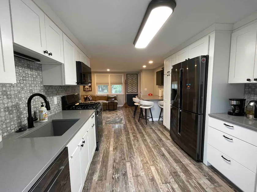 Modern 2BR with A/C for your Business and Pleasure - Image 1