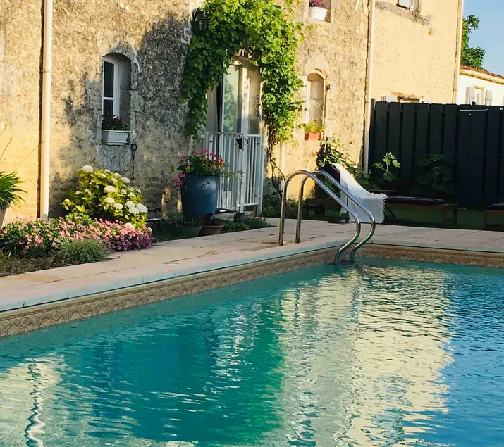 Stylish gîte with private heated pool sleeps 6 - Image 1