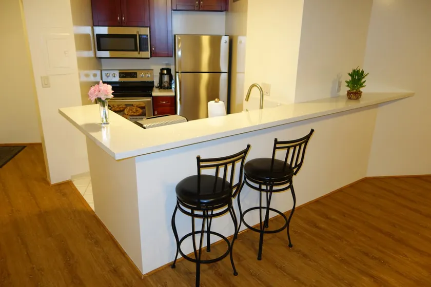 1 Bedroom Suite in downtown near Waikiki - Image 1