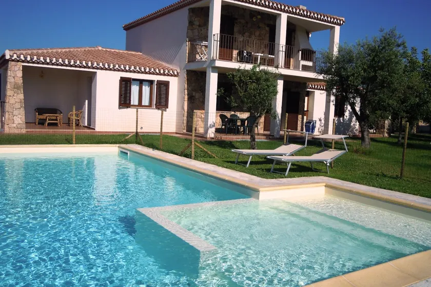 APARTMENT IN VILLA - Image 1