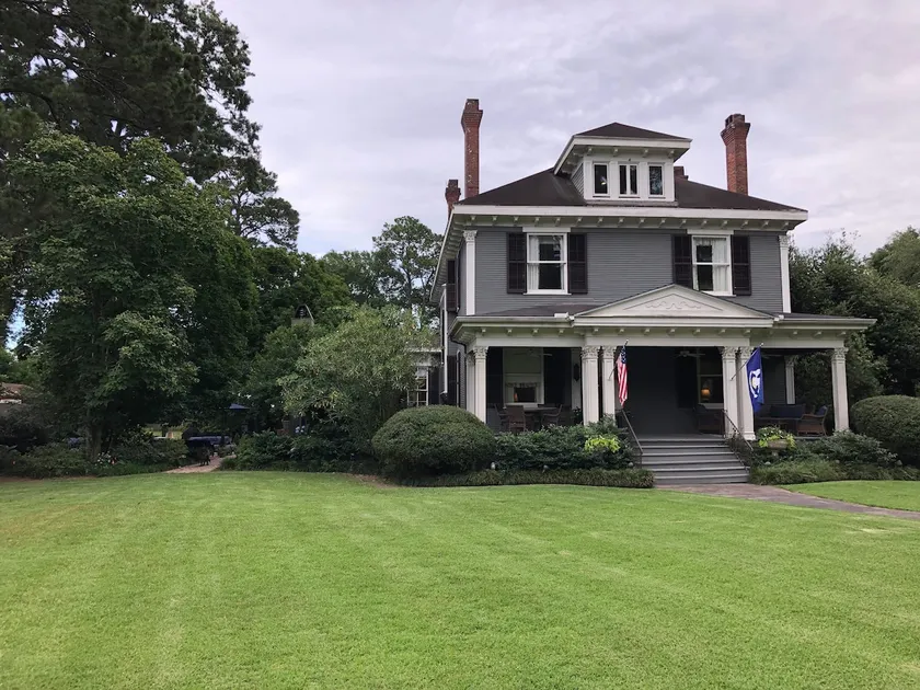 1901 Historical Home’s Guest Cottage with Pool - Image 1