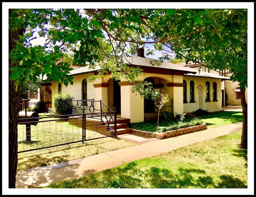 Spacious Downtown Madison Corner Country Cottage - Image 1