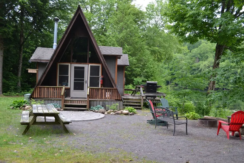 Wilderness Maple Leaf Cabin on Private Lake - Image 1