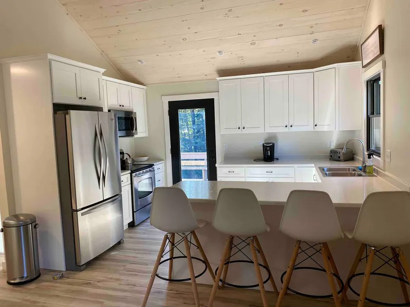 Cozy cottage walking distance from Lake Seymour - Image 1