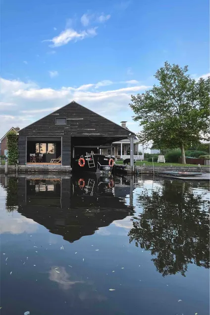 “Boathouse” right on open water. - Image 1