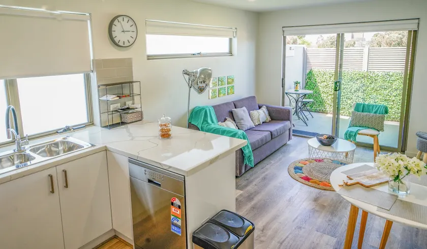 U201 Brunswick Living Top flor Balcony Close to APT n CBD FreeWifi Tram Doorstep - Image 1
