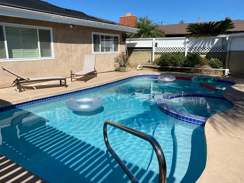 QUIET HOME -3 Bedroom & Den, + POOL, sleep 8 plus - Image 1