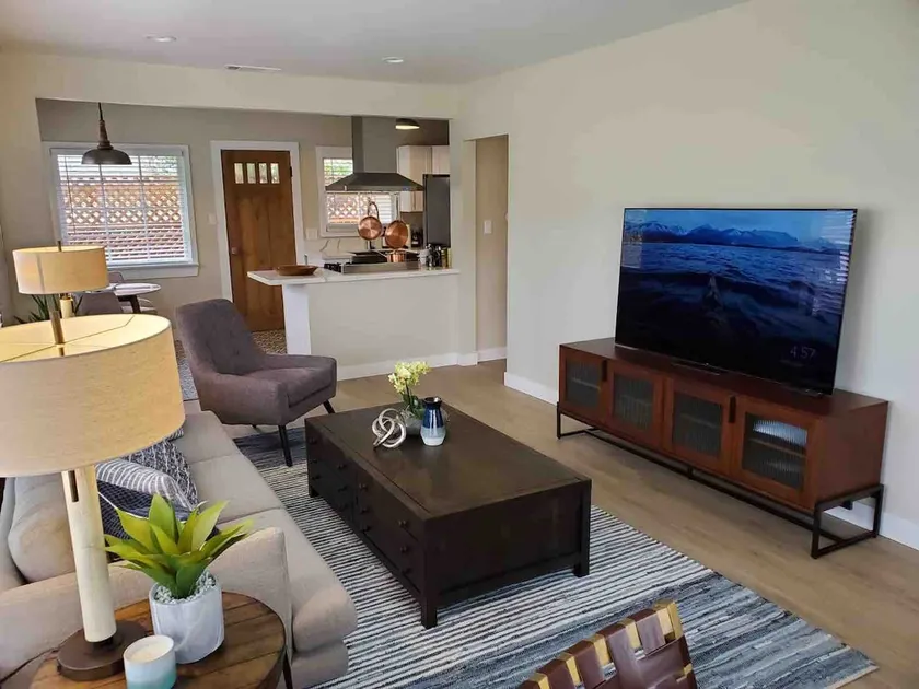 Jackson's Bright One-Bedroom near Sony Studios - Image 1