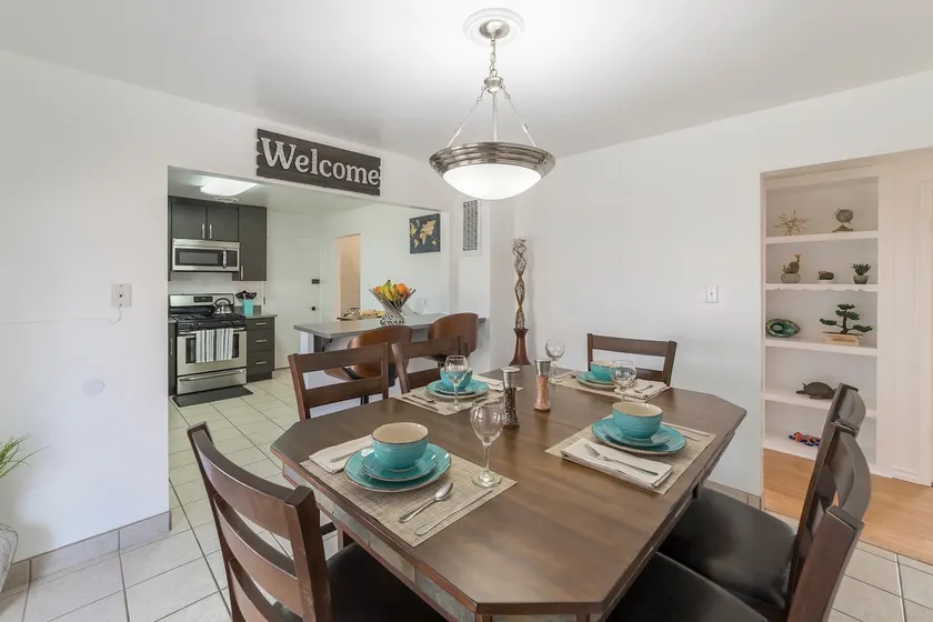 Stylish 3 bedroom 2 bath in the heart of uptown - Image 1
