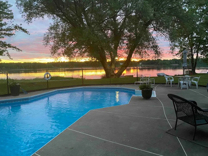 Sunset Cottage on the Richelieu River CITQ#302701 - Image 1