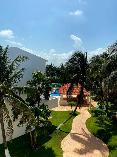 Beautiful condo steps from the beach. - Image 1