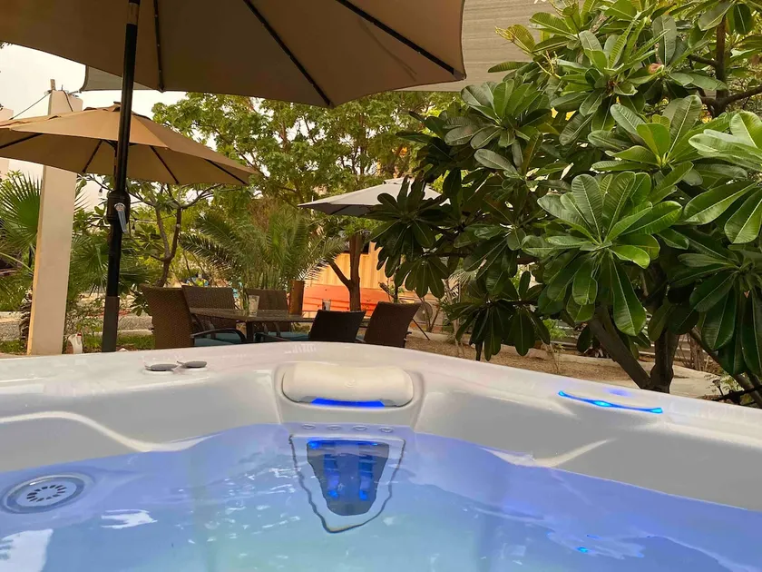 Private salt water HOT TUB on garden patio! - Image 1