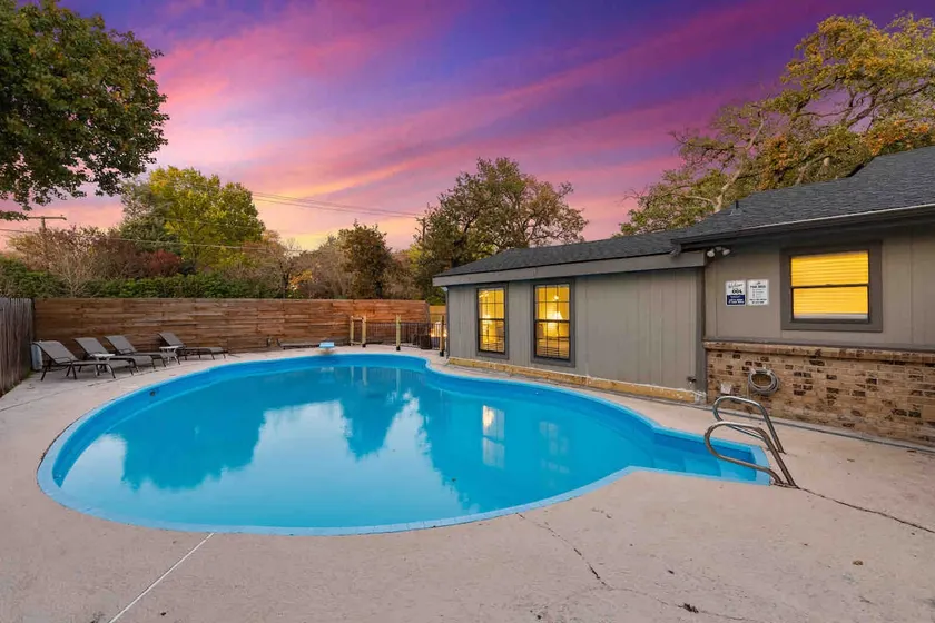 5 miles to AT&T stadium. 3 full baths. - Image 1