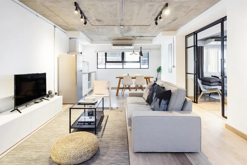 Modern Loft Living near the Nana Skytrain Station - Image 1