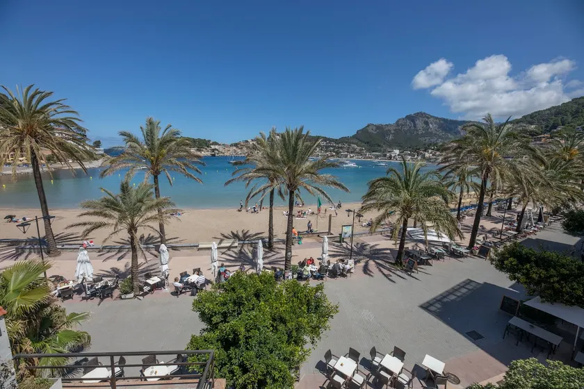 Beachfront Apartment with 3 Bedrooms - Image 1