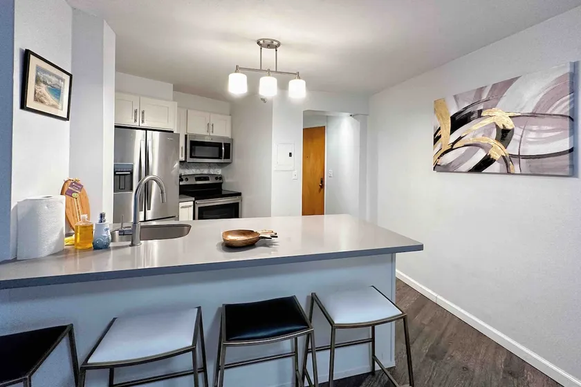 Spacious 1BR Peekaboo Ocean View Free Parking WiFi - Image 1