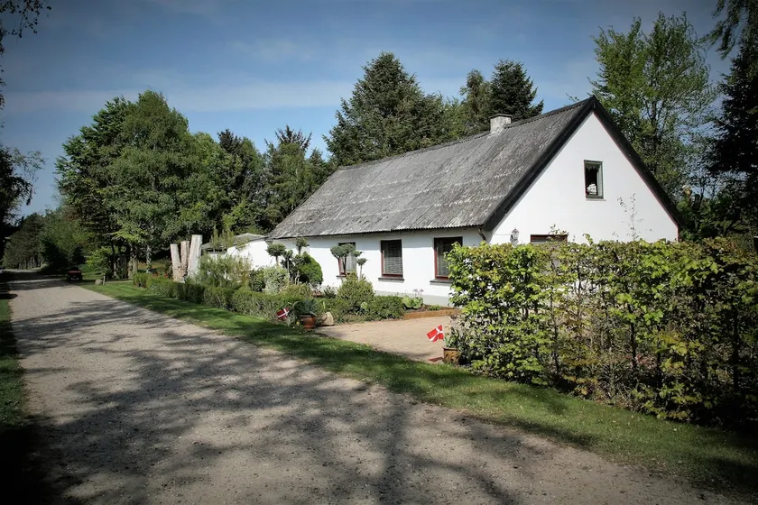 Year-round home for vacation and leisure in a large garden and park area. - Image 1