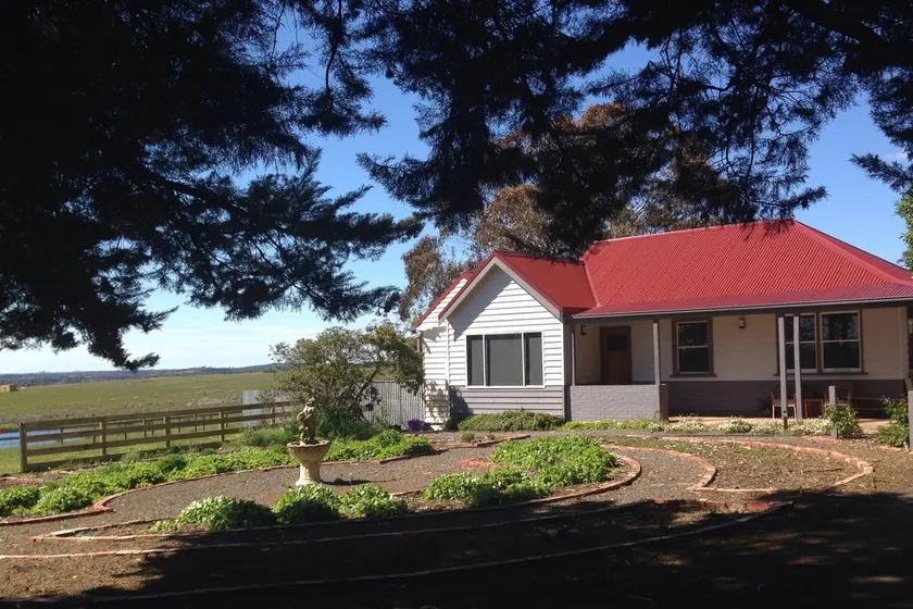 The Farmhouse: your country home away from home. - Image 1