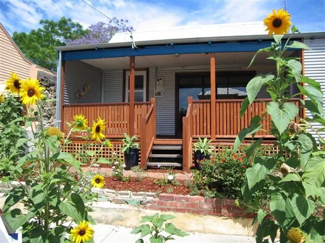 Fremantle South Beach House + Outdoor Studio - Image 1