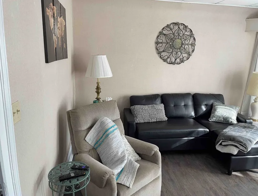 Lovely 2 bedroom apt w/ free parking & EV charging - Image 1