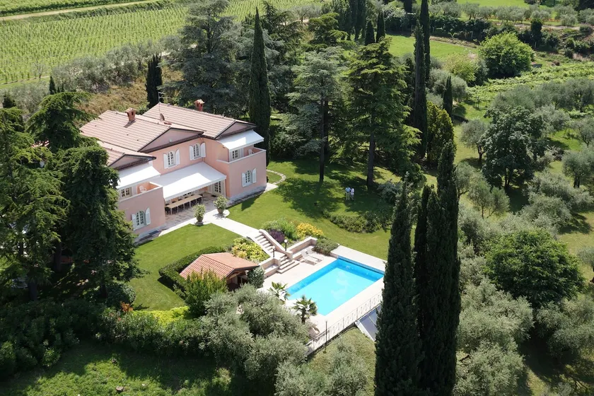 Vivenda de luxo no lago de Garda em Lazise. Vista para o lago e piscina privativa - Image 1