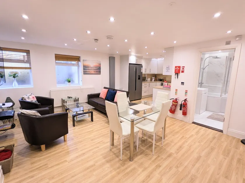 Spacious 2-bed apartment in central Kingston near Richmond Park - Image 1