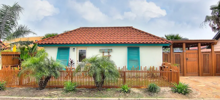 Lorna Beach Cottage at Spanish Village - Image 1