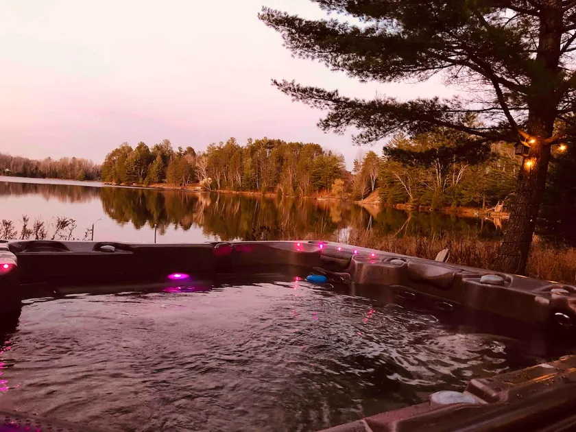 Little lake house BIG hot tub & Sauna views - Image 1