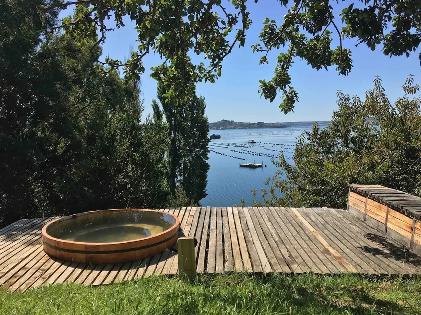 Cottage on waterfront with hot tub - Image 1