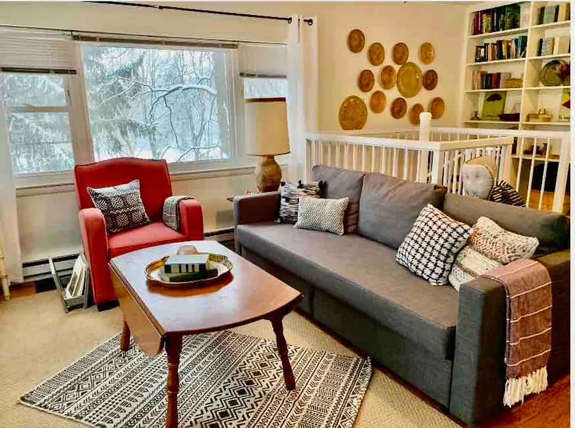 Quaker Hill Cottage on gated estate with fire pit & hiking trails - Image 1