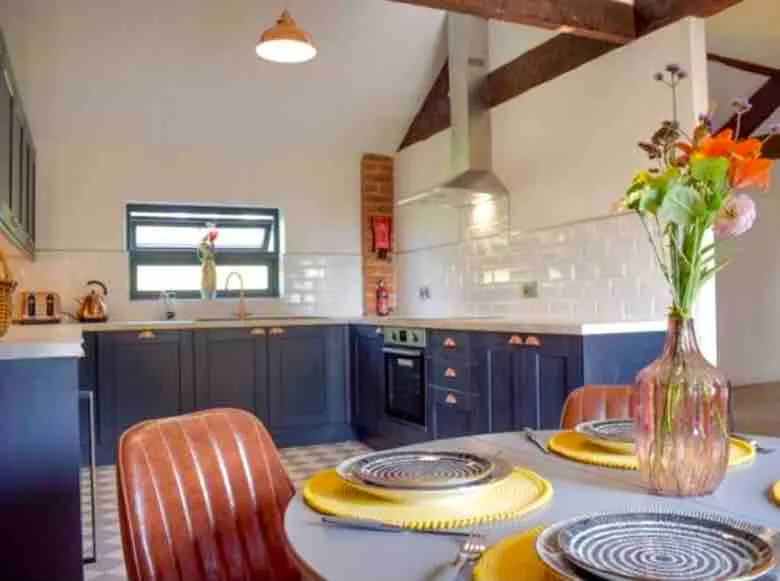 Large luxury 1 bedroom suite in a beautiful garden - Image 1