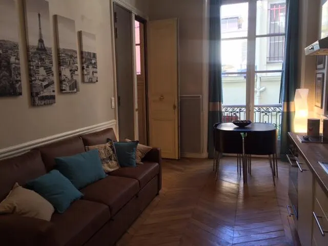 2 charming air-conditioned rooms in the heart of Paris - Image 1