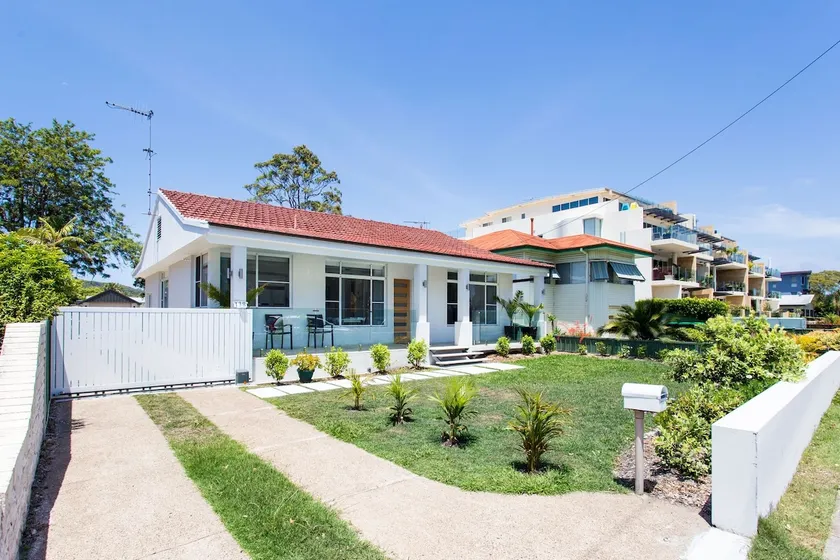Modern 4 bed house lake front excellent reviews! - Image 1
