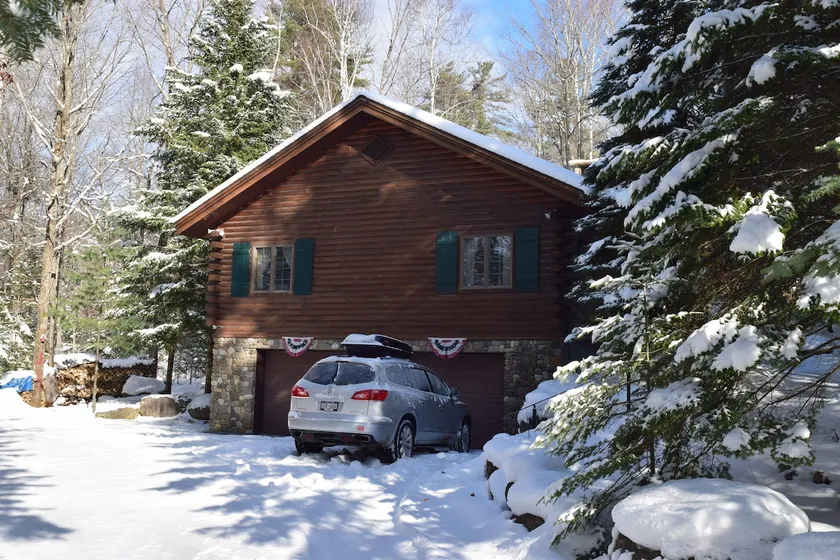 Large log cabin in the heart of the Adirondacks - Image 1