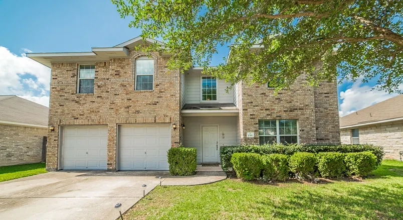 6 Bedroom Family Home in Round Rock - Image 1