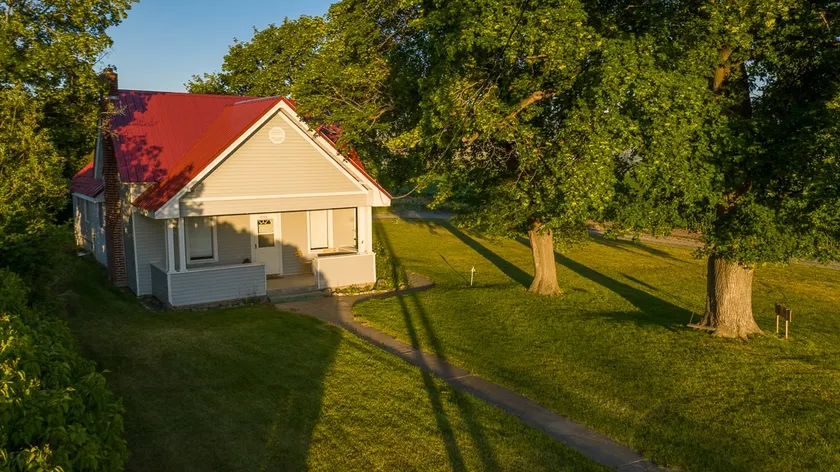 Quaint Farmhouse in Rural Idaho - Image 1
