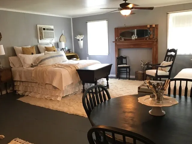 SMITHVILLE GUEST HAUS - Image 1